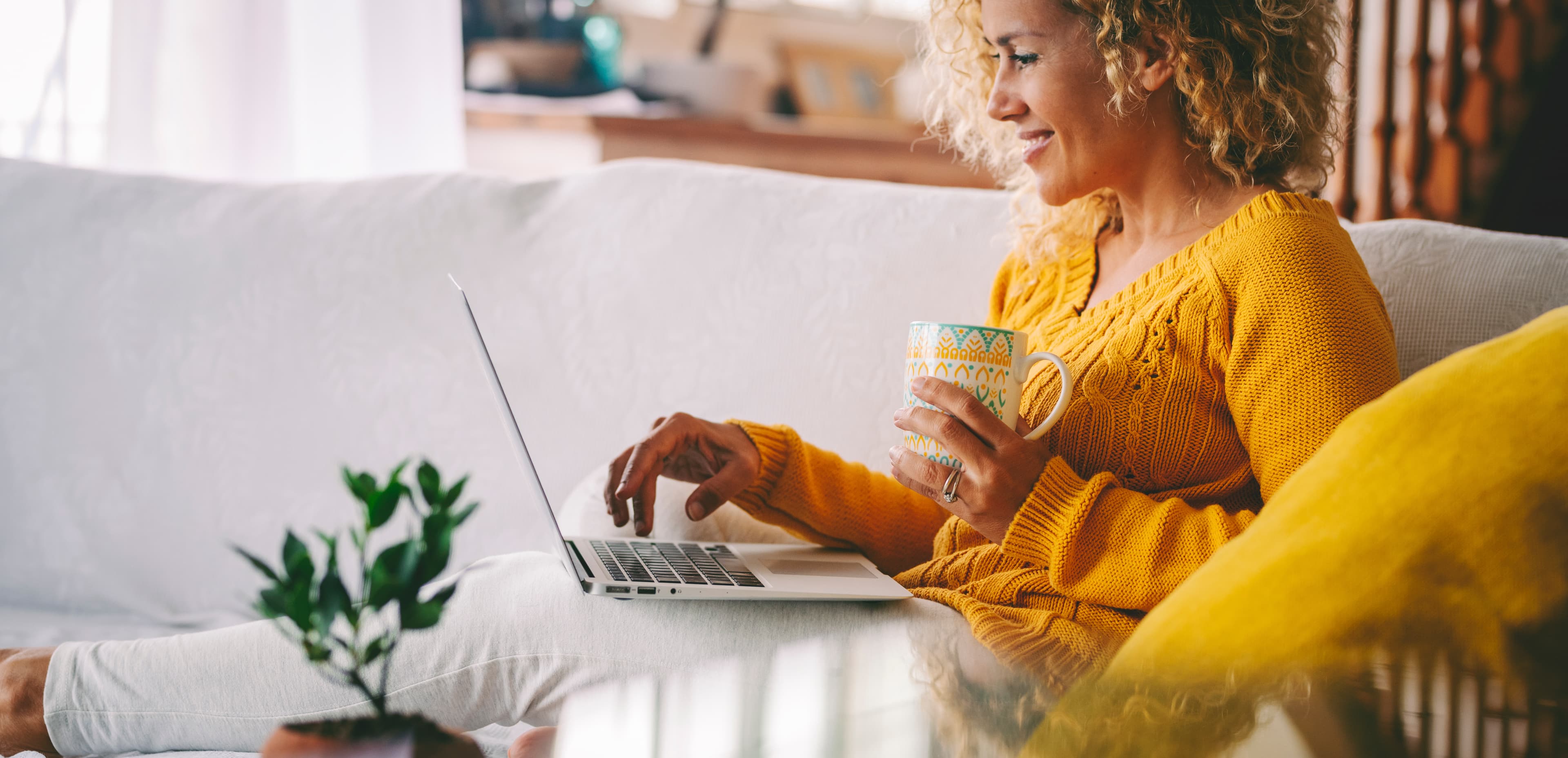 Vrouw ontspant thuis met laptop en onbeperkt internet