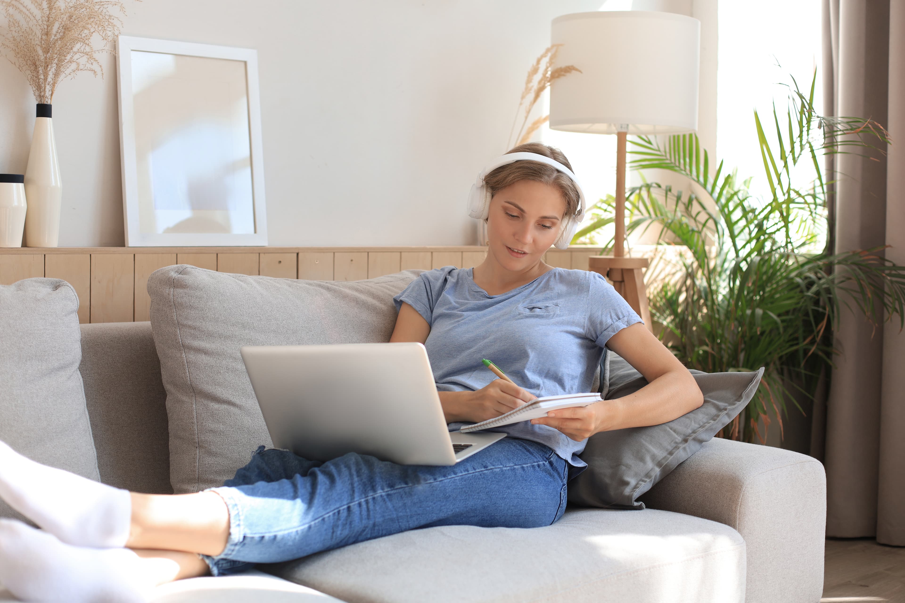 Vrouw gebruikt bespaar-apps op haar laptop