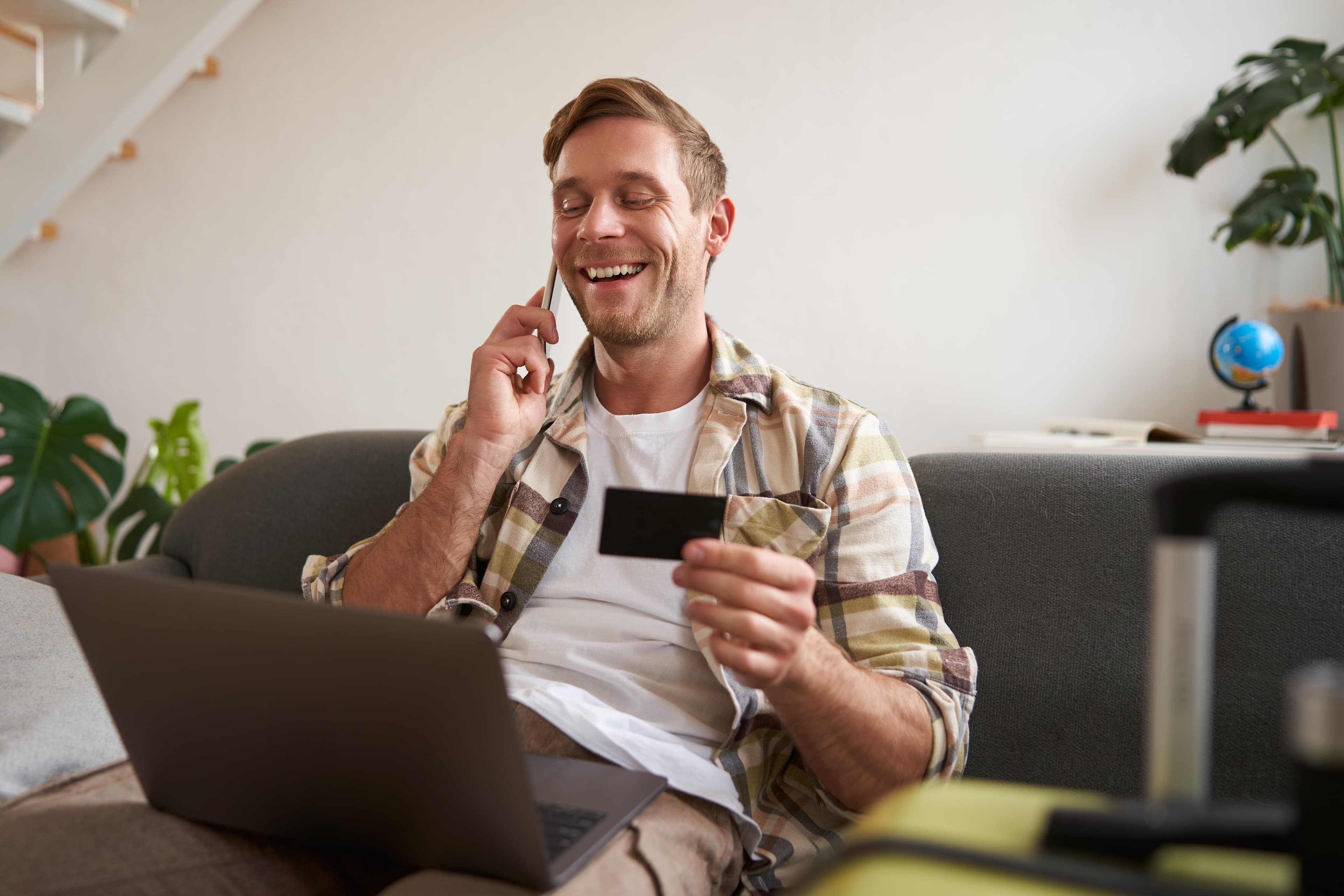 Man met mobiele telefoon - sim only voor weinig datagebruik