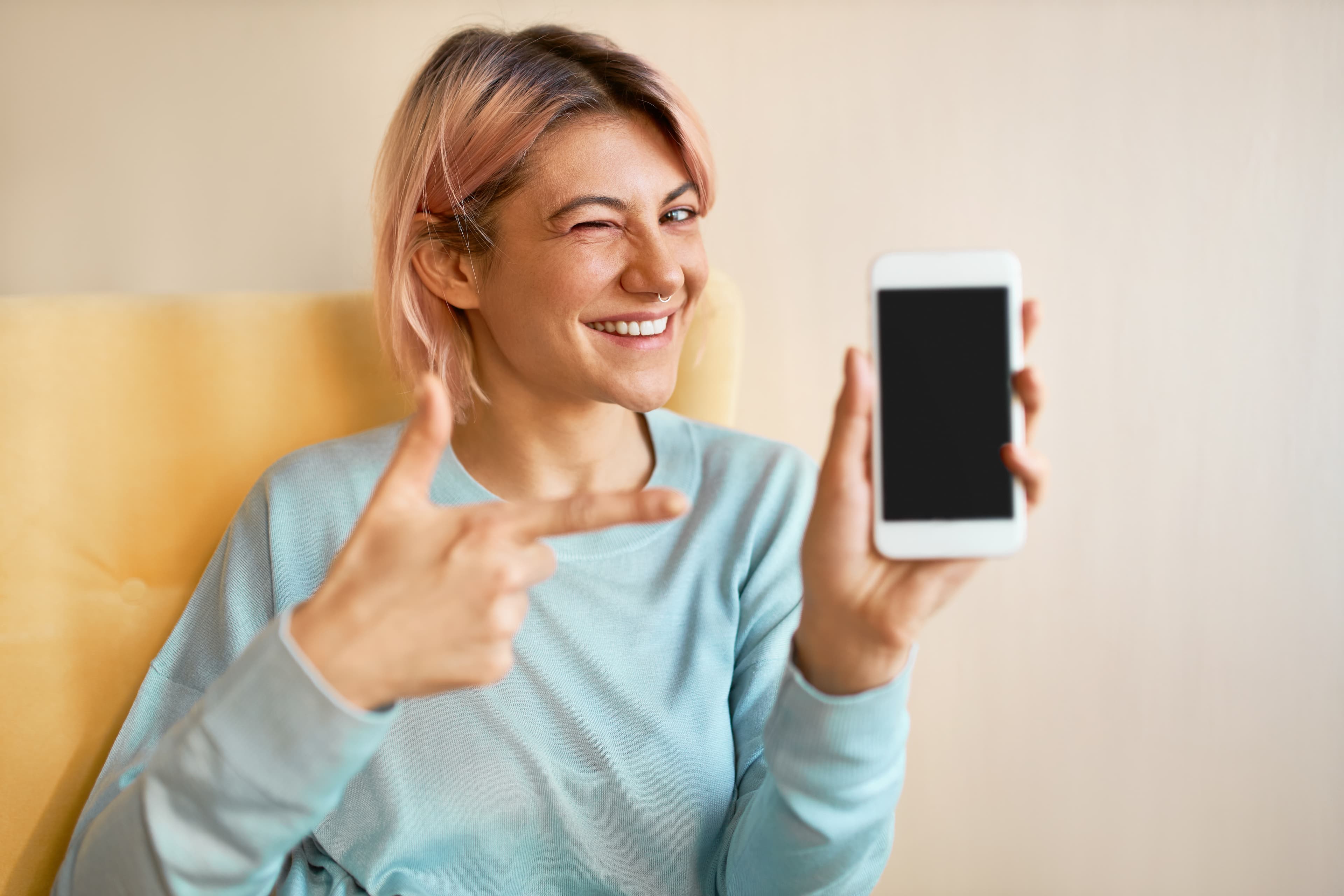Vrouw vergelijkt sim-only abonnementen op haar smartphone
