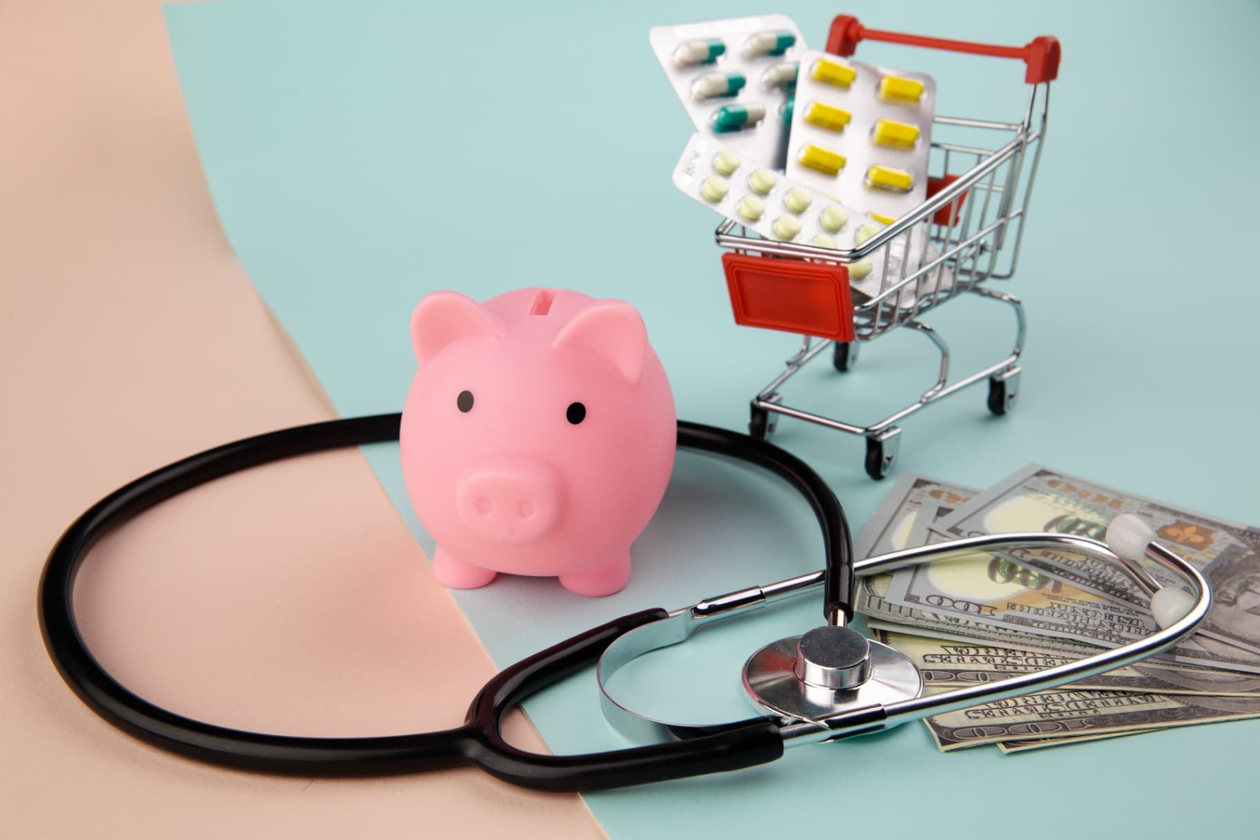 Stethoscoop, medicijnen en geld als beeld voor de kosten van een zorgverzekering