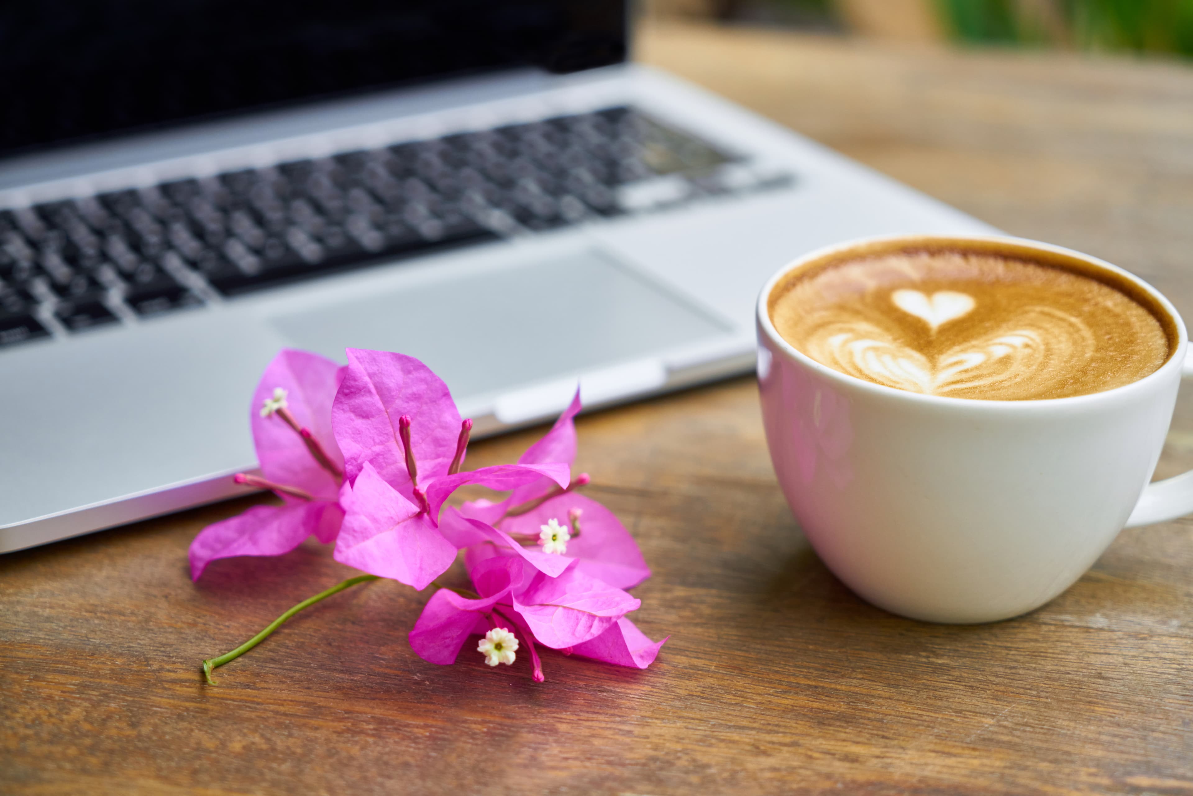 Ontspannen lezen met koffie - boeken over geld besparen